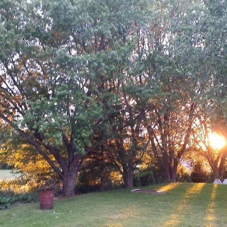 Merlot Sunset The Best Bed And Breakfast In Rideau Lakes Portland Exterior photo