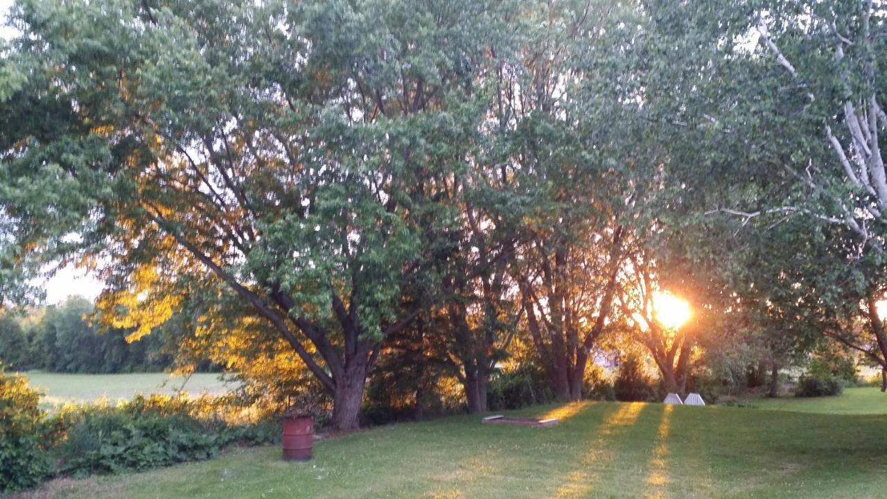 Merlot Sunset The Best Bed And Breakfast In Rideau Lakes Portland Exterior photo